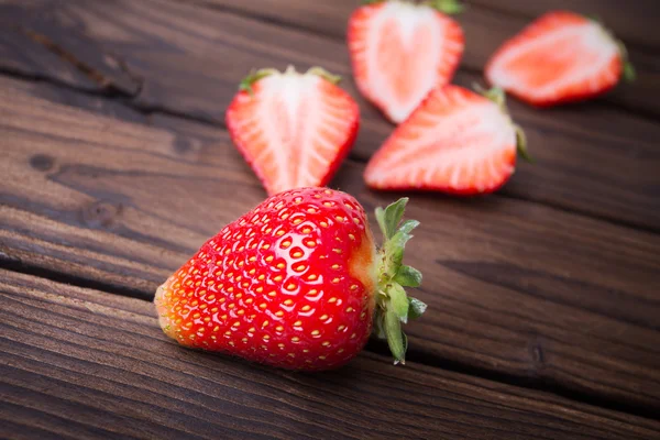 Fraises sur assiette en bois — Photo