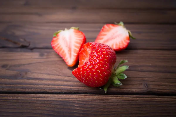 Fraises sur assiette en bois — Photo