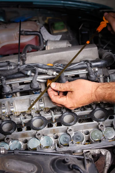 Checking the Oil — Stock Photo, Image