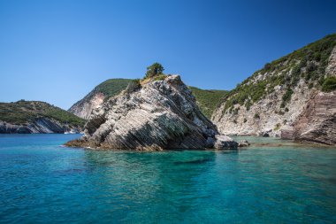 katmanlı kayalar ve berrak Denizi