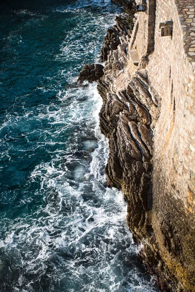 Geschichtete Felsen und klares Meer — Stockfoto
