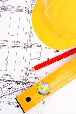 Yapı taslakları ve araçlar masanın üzerinde