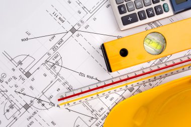 Yapı taslakları ve araçlar masanın üzerinde