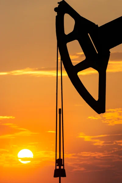 Pumpjack på solnedgången — Stockfoto