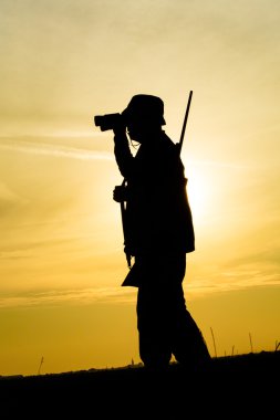 Günbatımında avcı