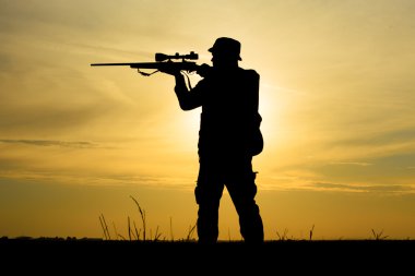 Günbatımında avcı