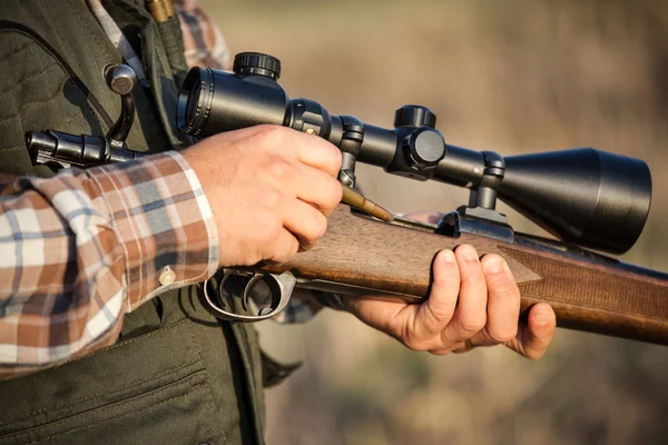 Hunter sosteniendo un rifle —  Fotos de Stock