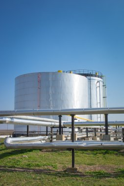 Petrol depolama ve boru hattı