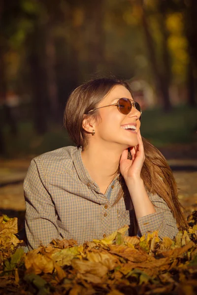 Belle fille dans le parc — Photo