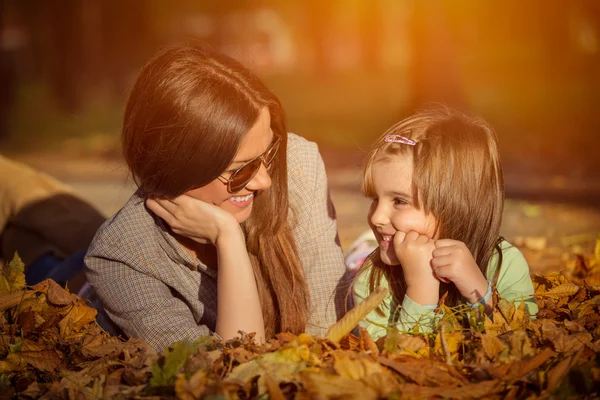 Beautiful girl in the park — Stock Photo, Image