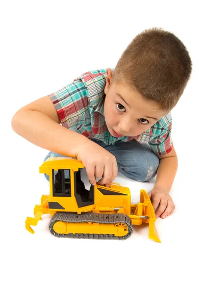 Ragazzino gioca con trattore giocattolo — Foto Stock