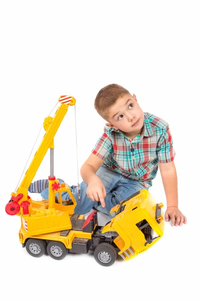 Kleine jongen speelt met speelgoed vrachtwagen — Stockfoto