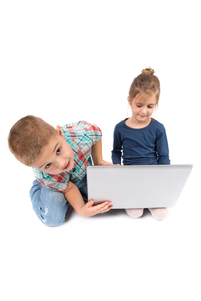 Niños usando laptop — Foto de Stock