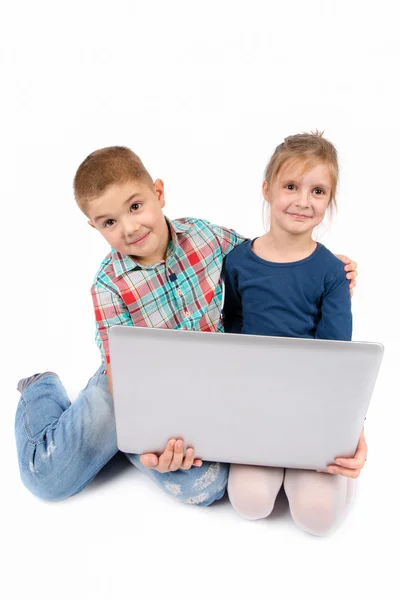 Niños usando laptop — Foto de Stock