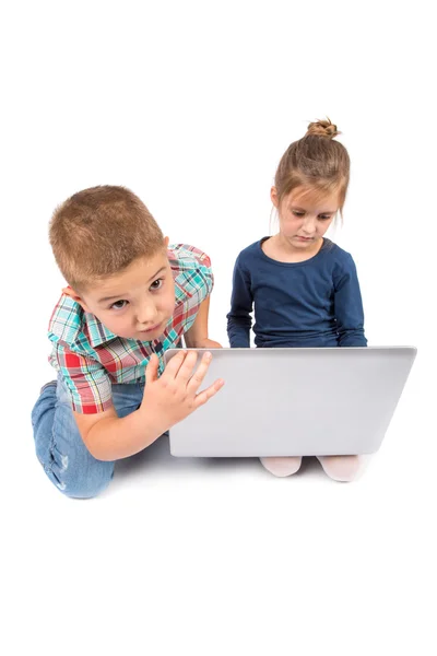 Niños usando laptop — Foto de Stock