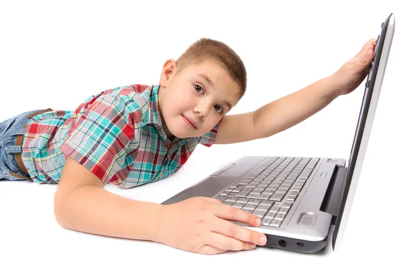 Petit garçon travaillant sur ordinateur portable — Photo