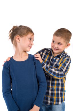 Beyaz küçük çocuklar gülüyor