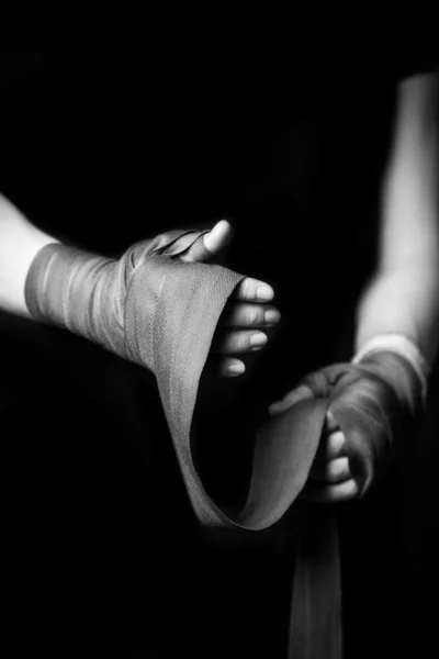 Frau wickelt ihre Hände zum Kickboxen. — Stockfoto