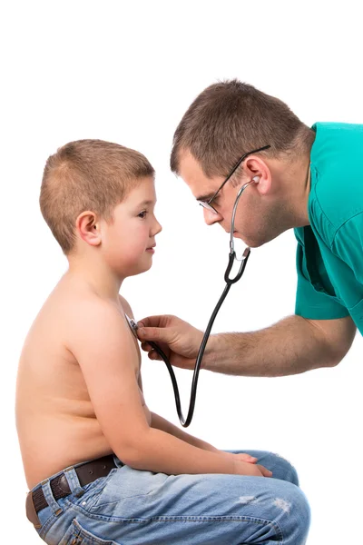 Médecin examinant un petit garçon à l'hôpital — Photo