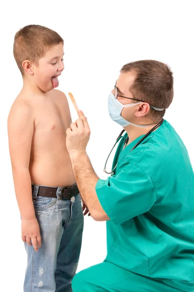 Doctor examining little boy in hospital — Stock Photo, Image