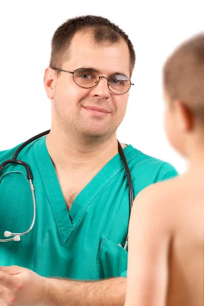 Médecin examinant un petit garçon à l'hôpital — Photo