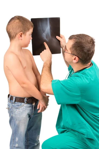 Доктор осматривает маленького мальчика в больнице — стоковое фото