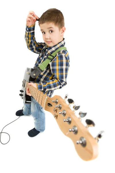Молодой гитарист играет на гитаре — стоковое фото