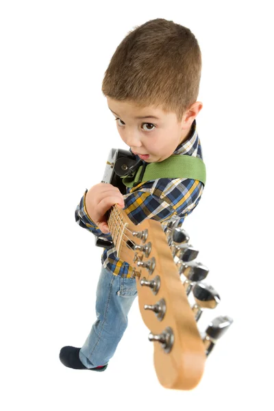 Junger Gitarrist spielt Gitarre — Stockfoto