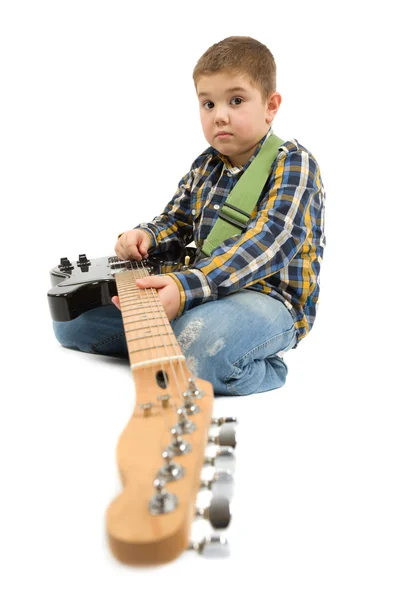 Jeune guitariste jouant de la guitare — Photo