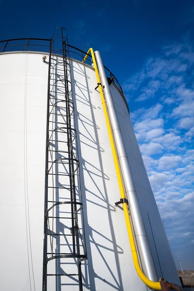 Olie-opslagtank in petrochemische plant — Stockfoto