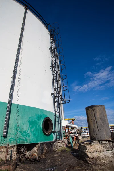 Tanque de armazenamento de óleo em usina petroquímica — Fotografia de Stock