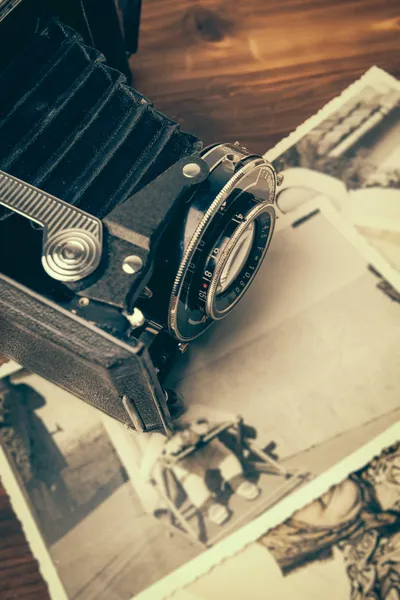 Câmera vintage em fundo de madeira — Fotografia de Stock