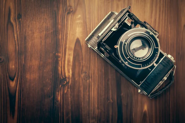 Vintage-Kamera auf Holzgrund — Stockfoto