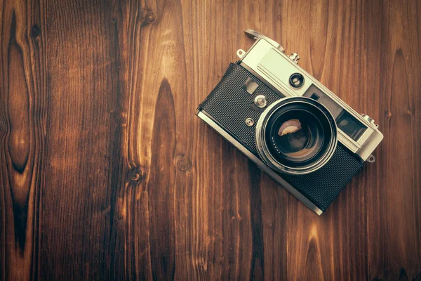 Vintage kamera na dřevěném pozadí — Stock fotografie