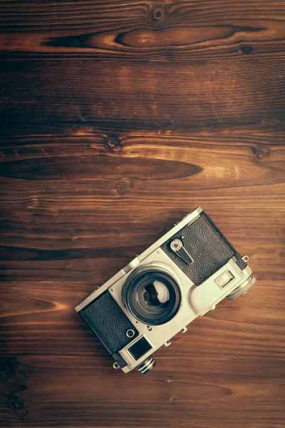 Cámara vintage sobre fondo de madera — Foto de Stock