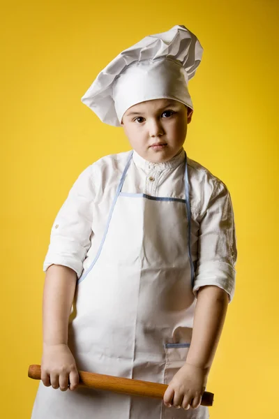 Pieni poika kokki univormussa — kuvapankkivalokuva