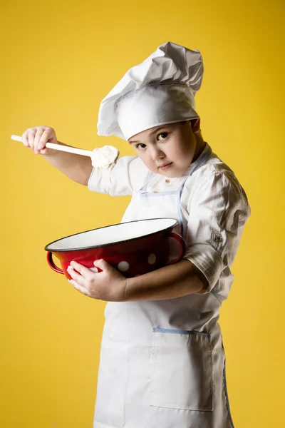 Мальчик-повар в форме — стоковое фото