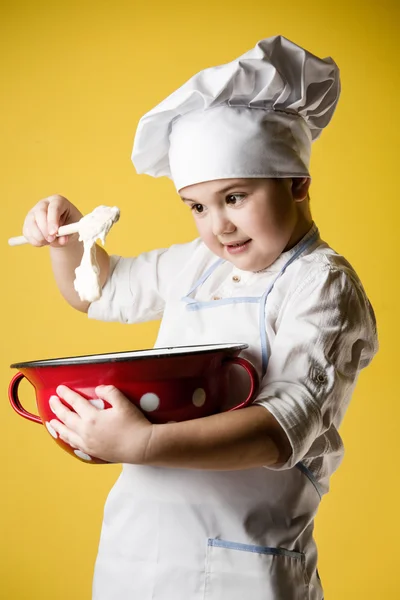 Pequeno menino chef em uniforme — Fotografia de Stock