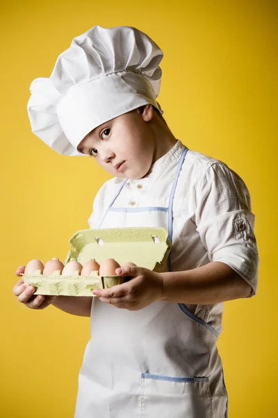 Kleine jongen chef-kok in uniform — Stockfoto