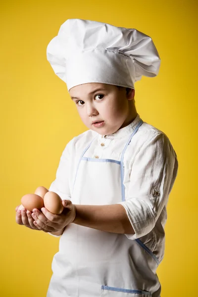 Pieni poika kokki univormussa — kuvapankkivalokuva