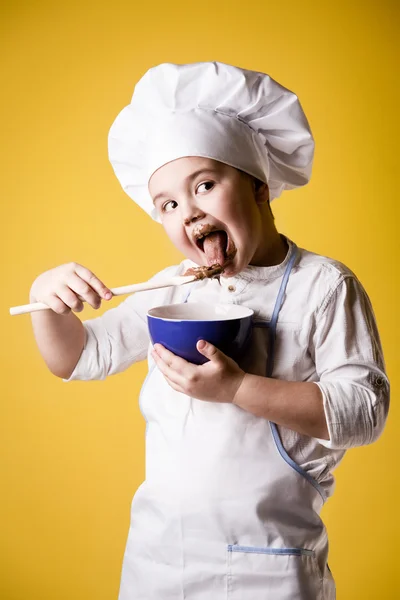 Pequeno menino chef em uniforme — Fotografia de Stock