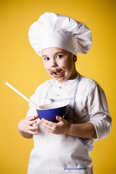 Pequeno menino chef em uniforme — Fotografia de Stock