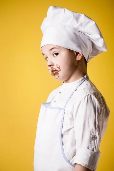 Kleine jongen chef-kok in uniform — Stockfoto