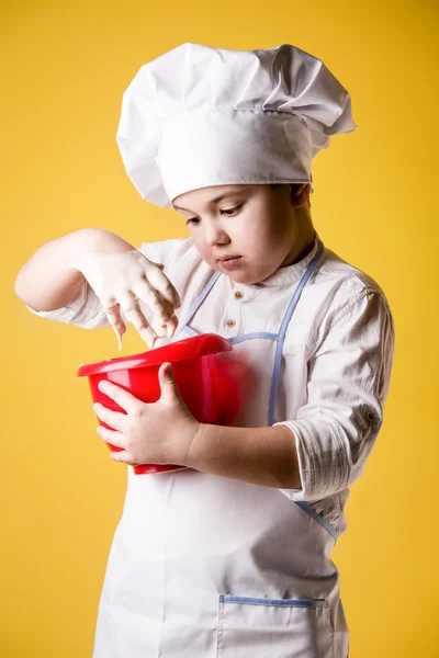 Pequeno menino chef em uniforme — Fotografia de Stock