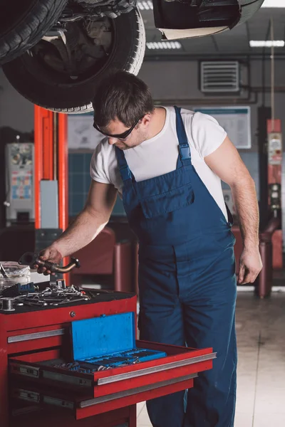 Car mechanic working in auto repair service — Stock Photo, Image