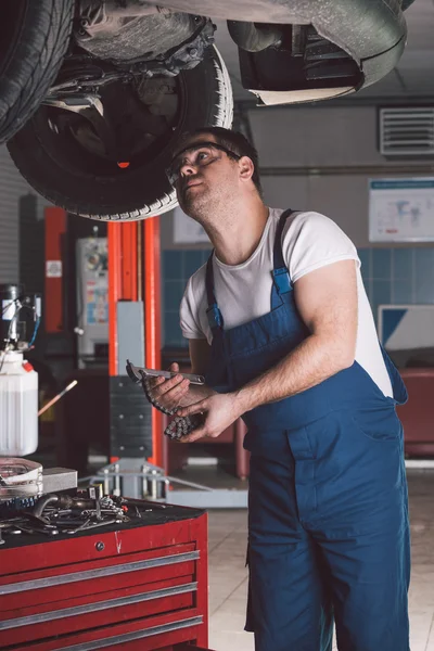 Car mechanic working in auto repair service — Stock Photo, Image