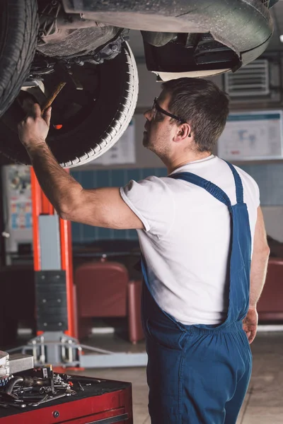 Car mechanic working in auto repair service — Stock Photo, Image