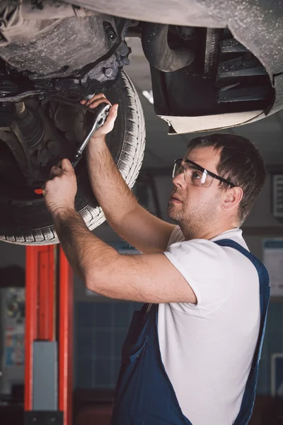 Mecânico de carro trabalhando no serviço de reparação de automóveis — Fotografia de Stock