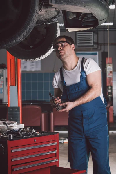 Car mechanic working in auto repair service — Stock Photo, Image