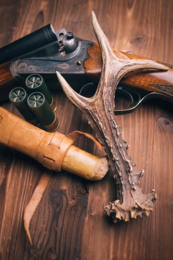 ahşap zemin üzerinde av tüfeği